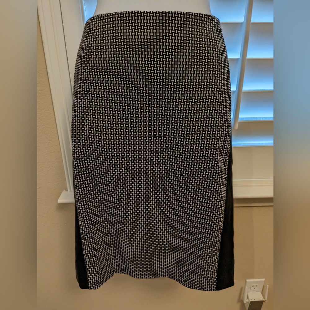 DKNY black and white pencil skirt. Size 8